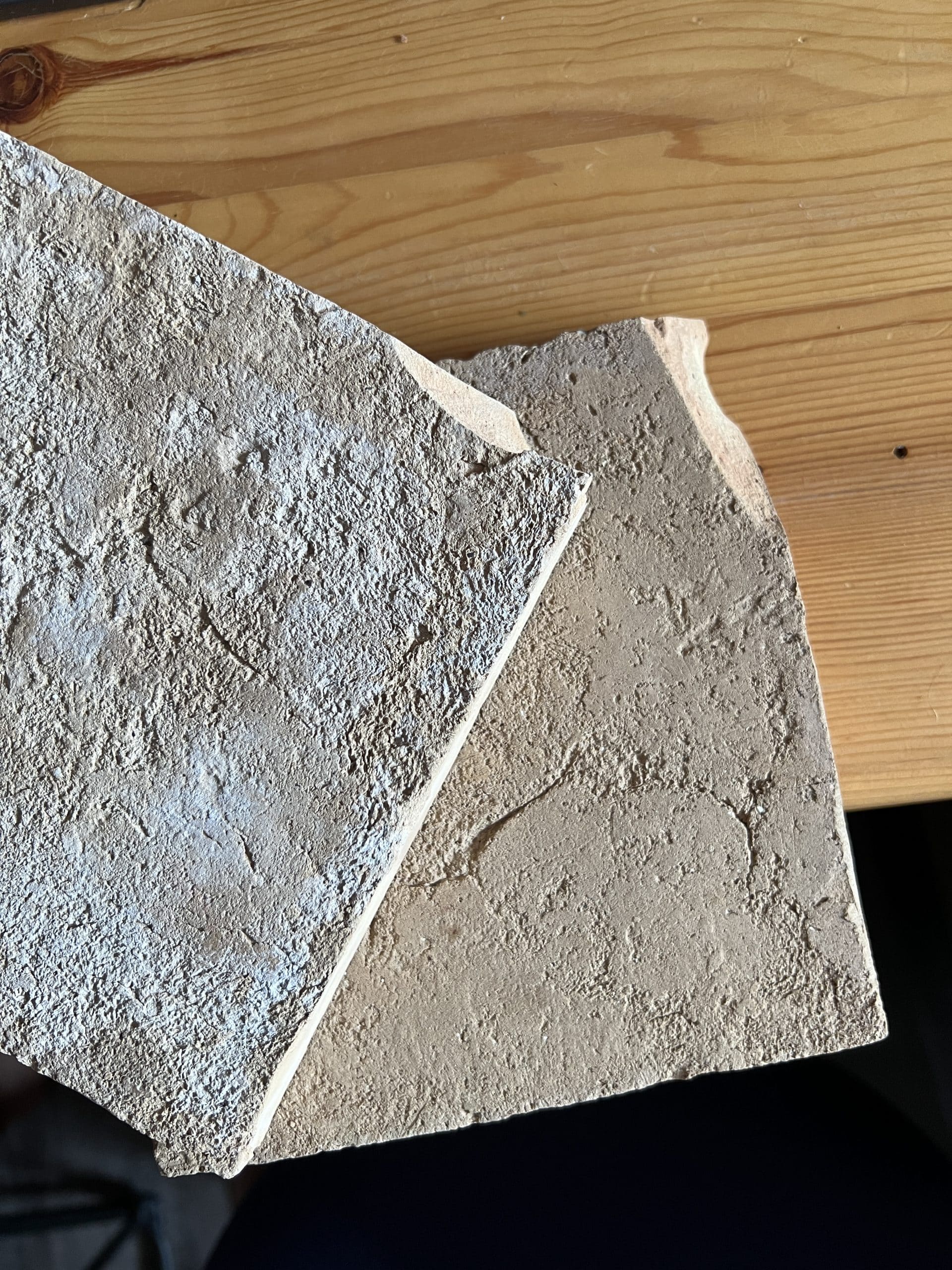 Mikrogrünstein mit kleinen Abplatzungen